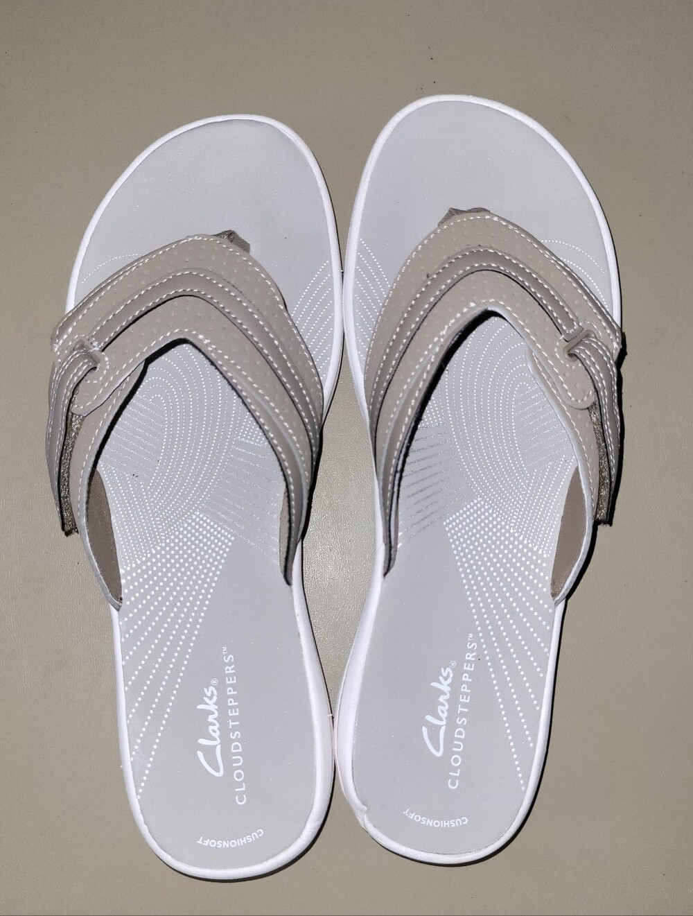 NEW - Clarks Cloudsteppers Sandals in Taupe and White SIZE 9.